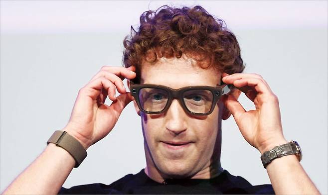 메타가 내놓은 AI 스마트 안경 ‘메타 레이밴 디스플레이’.  연합뉴스