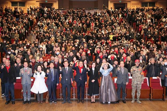 북콘서트 형식으로 열린 출판기념회에 4000여명이 참석했다고 안 출마예정자측에서 밝혔다.