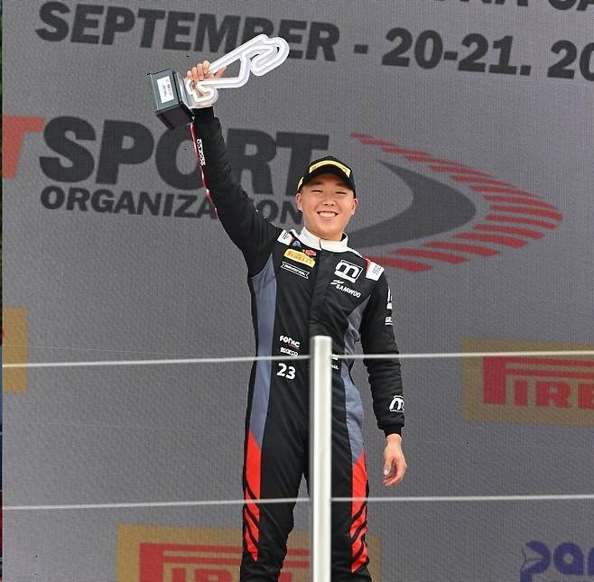 신우현이 스페인 바르셀로나 카탈루냐 서킷에서 열린 '2025 유로 포뮬러 오픈' 7라운드의 레이스 3에서 시즌 네번째 우승을 차지하고 우승 트로피를 들어보이고 있다. 사진=유로포뮬러 오픈