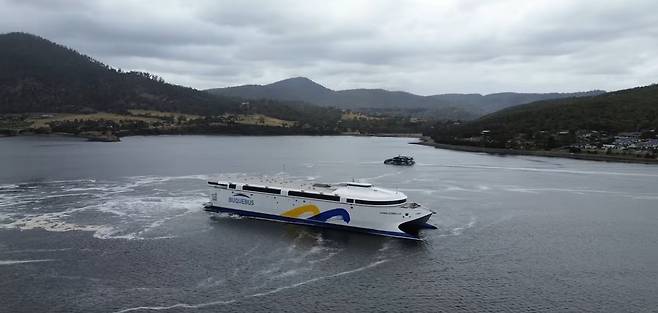 호주 선박 제조기업 인캣 태즈메이니아가 건조한 전기 추진선 ‘훌 096’이 시험 운항에 나서고 있다. 인캣 제공