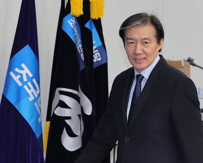 조국 조국혁신당 대표가 지난 24일 국회에서 열린 혁신당 긴급 의원총회에 참석하기 위해 회의장에 입장하고 있다. 연합뉴스