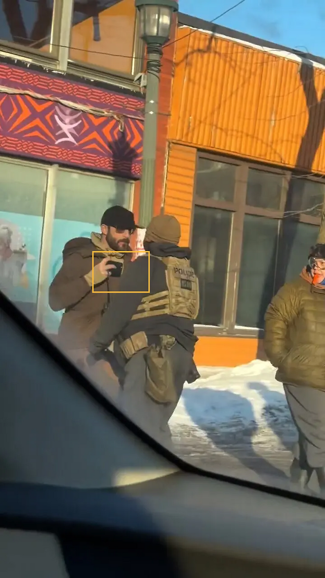 24일(현지시간) 미국 연방 이민단속 요원의 총격으로 숨진 알렉스 제프리 프레티가 제압당해 총격을 당하기 전 단속 요원과 대화하고 있다. 연방 당국의 주장과 달리 프레티는 손에 휴대전화를 들고 있는 모습이 담겼다. 인스타그램 목격자 영상 갈무리.