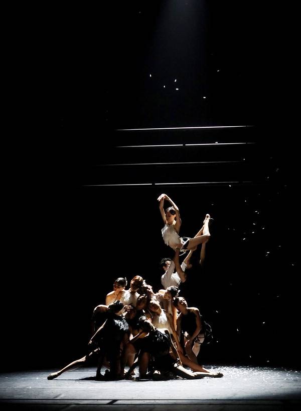 지난해 부산무용제 대상작 ‘철근 위의 백조’(안무·주역 발레리노 이주호 부산아이디발레단 대표).