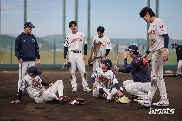 롯데 자이언츠 선수들이 지난해 11월 일본 미야자키현에서 열린 마무리캠프에 참가해 훈련하는 모습.  롯데 자이언츠 제공