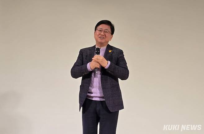 최교진 교육부 장관이 24일 김제선 중구청장 출판 전시회에서 축사를 하고 있다. 사진=명정삼 기자