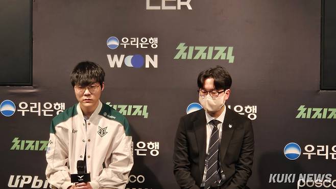 (왼쪽부터) ‘테디’ 박진성과 김상수 브리온 감독이 25일 서울 종로구 치지직 롤파크 LCK 아레나에서 열린 ‘2026 LCK컵’ 그룹 배틀 KT 롤스터와의 경기가 끝난 뒤 기자회견에 참석하고 있다. 송한석 기자
