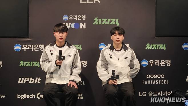 (왼쪽부터) ‘에이밍’ 김하람과 고동빈 KT 롤스터 감독이 25일 서울 종로구 치지직 롤파크 LCK 아레나에서 열린 ‘2026 LCK컵’ 그룹 배틀 브리온과의 경기가 끝난 뒤 기자회견에 참석하고 있다. 송한석 기자
