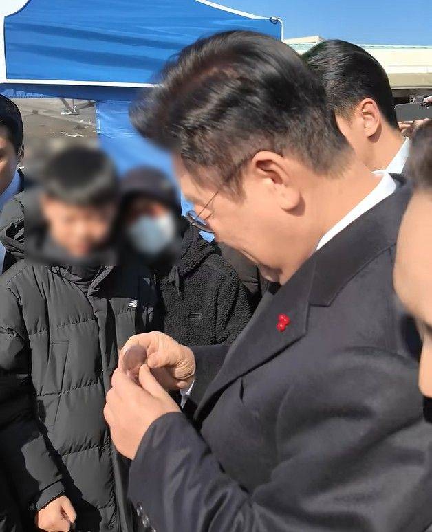 '두쫀쿠'를 들고있는 이 대통령. 유튜브 이재명TV 캡처