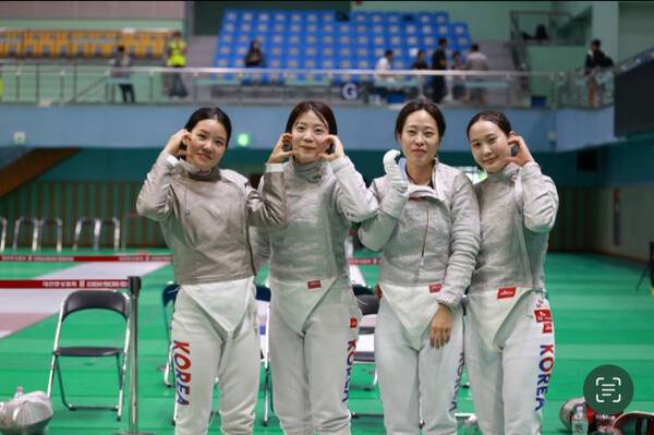 인천 중구청 펜싱 ‘여자 사브르팀’이 대회를 마치고 포즈를 취하고 있다. 중구청 제공