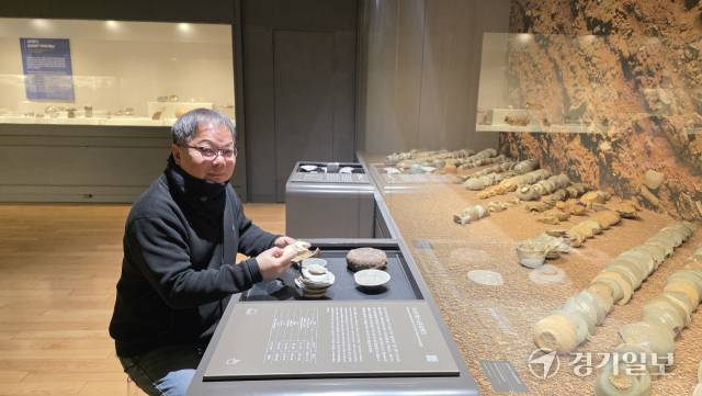 지난 21일 한국도자재단 경기도자박물관 전시관에서 김경중 학예연구사가 광주에 설치된 조선의 분원가마에서 출토된 파편 조각들을 들어 보이고 있다. 이나경기자