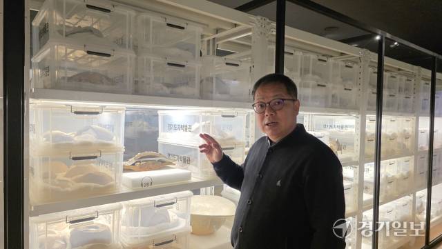 김경중 학예연구사가 광주에 설치된 조선의 분원가마에서 출토된 유물들에 관해 설명하고 있다. 그가 가리키는 유물은 백자를 굽는 과정에서 불순문이 떨어지지 않고 온도를 서서히 올리는 용도 등으로 활용된 갑번과 그 안의 백자가 함께 무너져 내린 모습을 보여주고 있다. 이나경기자