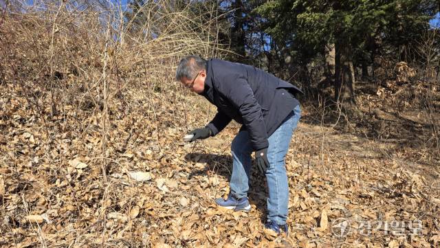 김경중 학예연구사가 광주에 설치된 조선의 분원가마터 현장에서 백자 유물의 파편을 들어보이고 있다. 이나경기자