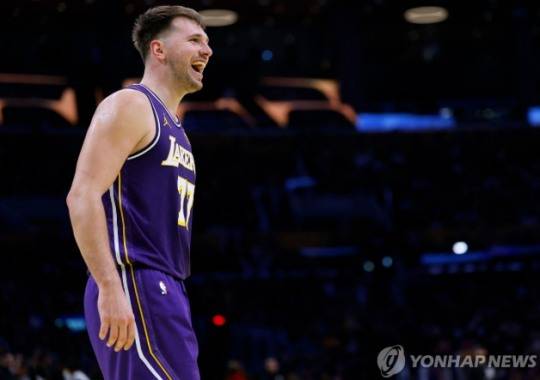 친정팀 홈에서 활짝 웃은 돈치치. 사진[AFP=연합뉴스]