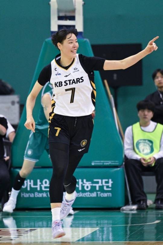 KB 송윤하 시즌 최다 20점+박지수 더블더블…1위 하나은행 꺾고 승차 2경기로