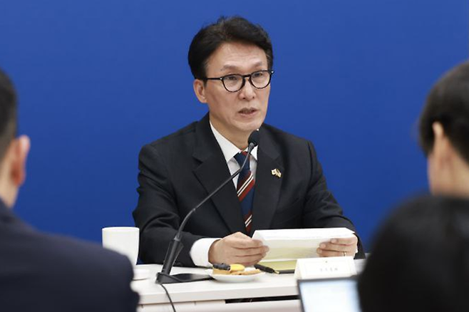 김민석 국무총리가 23일(현지시간) 미국 주미한국대사관에서 워싱턴 특파원단과 간담회를 하고 있다. [사진=총리실]
