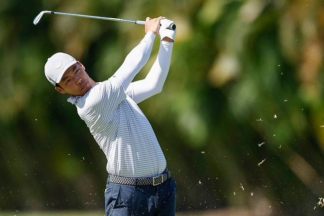 올해 PGA 투어에 데뷔한 신인 제프리 강이 아이언 샷을 한 뒤 공을 바라보고 있다. AFP 연합뉴스