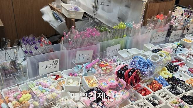 서울 동대문부자재상가에서 볼꾸용 볼펜대, 볼펜 파츠 등을 판매하고 있다. [이수민 기자]