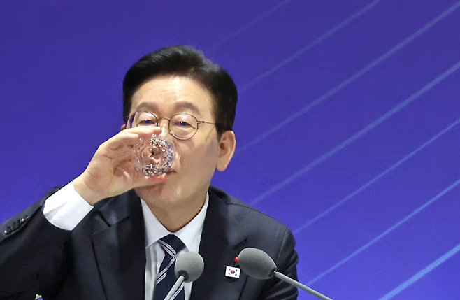 이재명 대통령이 23일 울산전시컨벤션센터에서 열린 ‘울산의 마음을 듣다‘ 타운홀 미팅에서 물을 마시고 있다. [뉴스1]
