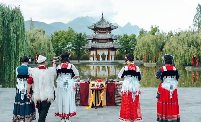 반얀트리 리장 전경. 뒤로 보이는 옥룡설산을 향해 기도하는 것이 원주민 나시족의 전통이다.  반얀트리 리장