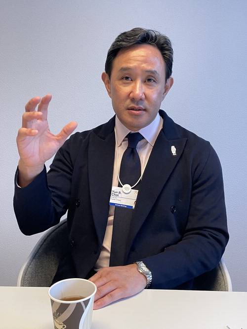 최윤범 고려아연 회장이 20일(현지시각) 다보스 세계경제포럼에서 매일경제신문과 만나 긴박했던 미국 테네시 제련소 투자 막전막후에 대해 설명하고 있다.   다보스 윤원섭 부장