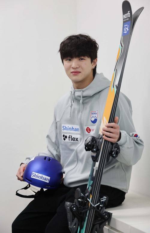 밀라노·코르티나담페초 동계올림픽에서 한국 프리스타일 스키 선수 최초로 금메달 사냥에 나서는 이승훈이 자신의장비를 들고 포즈를 취하고 있다. 한주형 기자