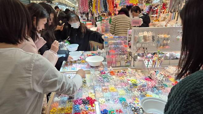 서울 동대문 부자재 상가에서 시민들이 볼꾸·키링 소품을 고르는 모습. 이수민 기자