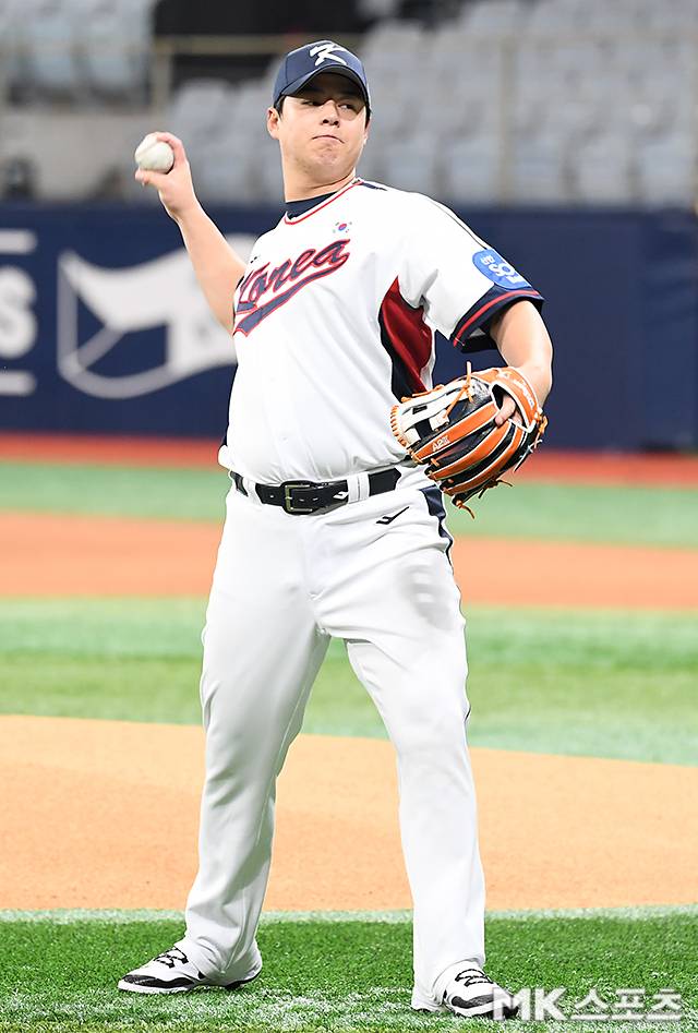 2025년 11월 7일 고척스카이돔에서 ‘2025 NAVER K-BASEBALL SERIES’ 국가대표팀 훈련이 진행됐다. 한국 대표팀은 오는 8일과 9일 고척돔에서 체코와 두 차례 평가전을 갖고, 이어서 대표팀은 도쿄돔에서 일본과 평가전 두 경기를 치른다. 노시환이 캐치볼을 하고 있다. 사진=천정환 기자