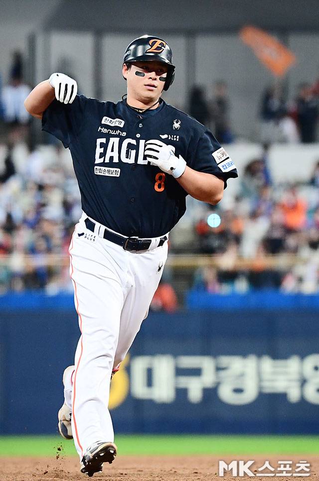 2025년 10월 21일 오후 대구삼성라이온즈파크에서 ‘2025 신한 SOL Bank KBO 포스트시즌’ 한화 이글스와 삼성 라이온즈의 플레이오프(5전 3선승제) 3차전이 열렸다. 5회초 2사 3루에서 한화 노시환이 재역전 투런홈런을 치고 그라운드를 돌고 있다. 사진=김영구 기자