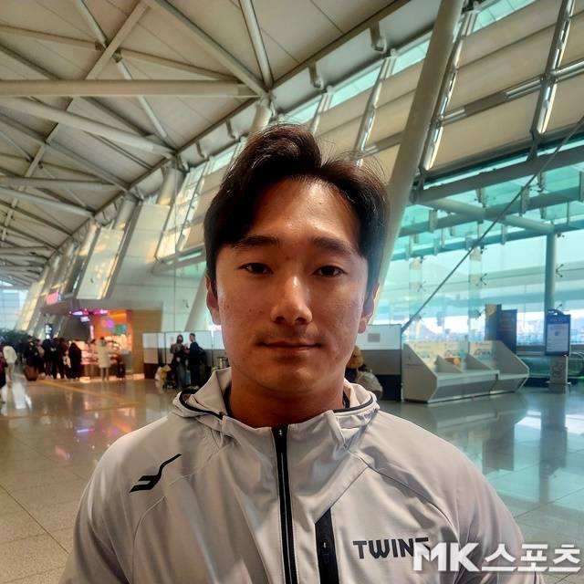 23일 만났던 신민재. 사진(인천국제공항)=이한주 기자