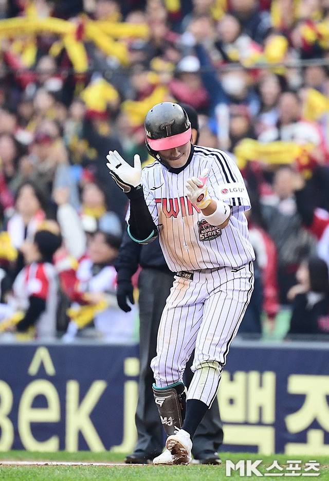 2025년 10월 26일 오후 잠실구장에서 ‘2025 신한 SOL Bank KBO 포스트시즌’ 한화 이글스와 LG 트윈스의 한국시리즈(7전 4선승제) 1차전이 열렸다. 6회말 1사 만루에서 LG 신민재가 2타점 적시타를 치고 출루하고 있다. 사진=김영구 기자