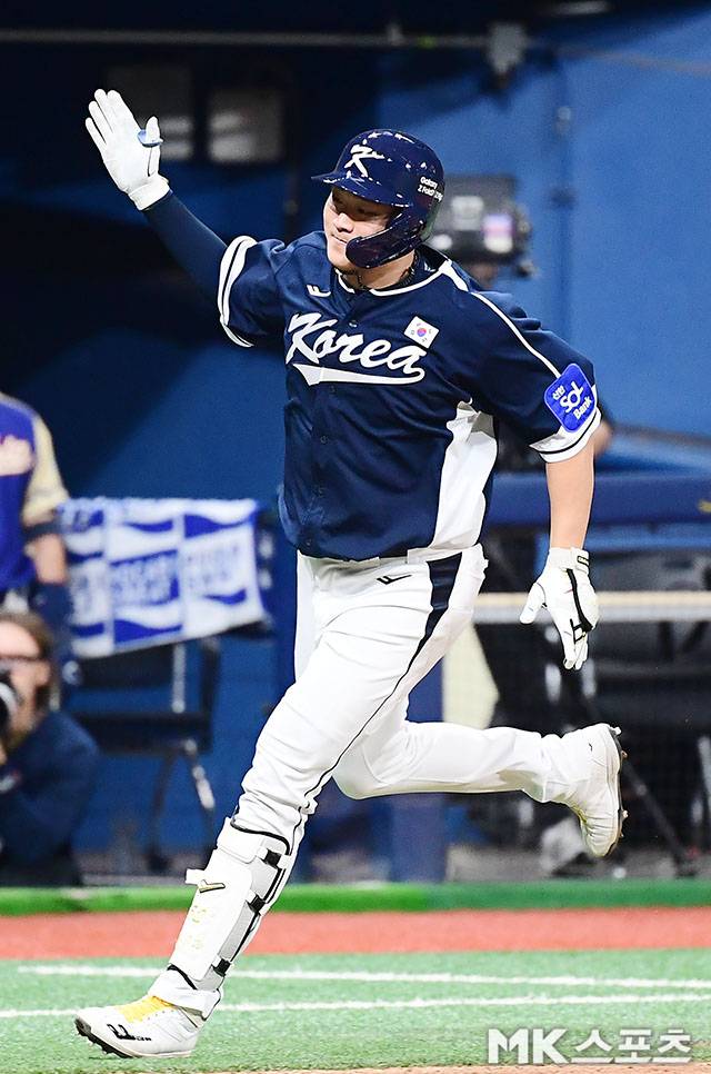 2025년 11월 9일 오후 서울 고척스카이돔에서 ‘2025 NAVER K-BASEBALL SERIES’ 한국과 체코의 평가전이 열렸다. 9회초 무사 1루에서 대표팀 이재원이 쐐기 투런홈런을 치고 그라운드를 돌고 있다. 사진=김영구 기자