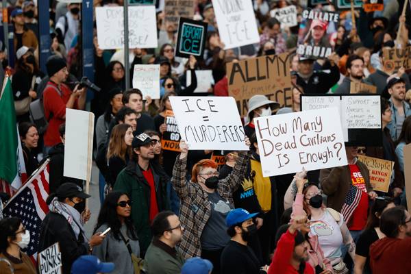 1월에만 ICE 요원에게 총을 맞고 숨지는 사건이 두 번째 발생하면서 시위가 격화되고 있다. 사진= AP= 연합뉴스 제공