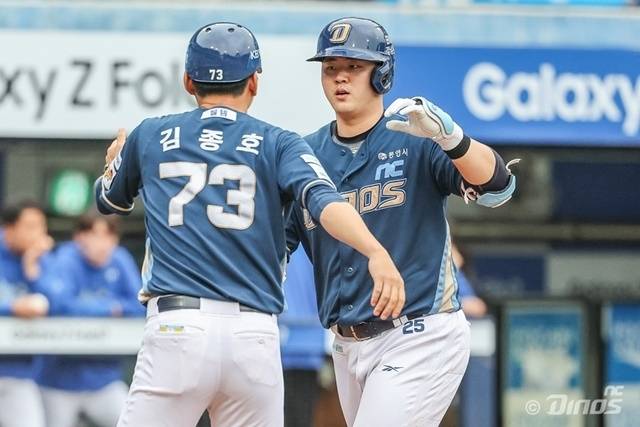 지난해 와일드카드 결정전 1차전에서 왼 유구골이 골절된 상황에서도 홈런을 쳤던 김형준. 사진=NC 제공