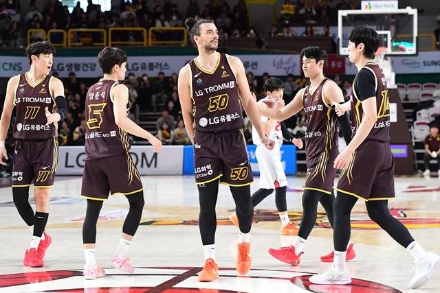 LG 선수단. 사진=KBL 제공