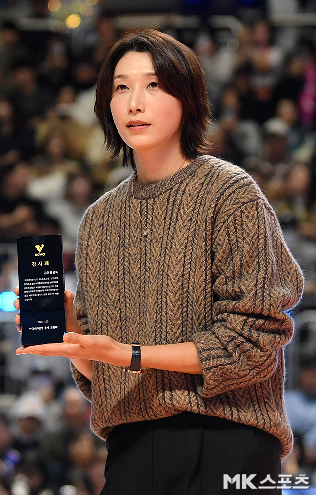 감사패를 받는 김연경. 사진(춘천)=천정환 기자