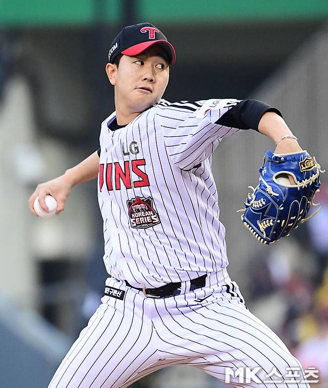 2025년 10월 26일 오후 잠실구장에서 ‘2025 신한 SOL Bank KBO 포스트시즌’ 한화 이글스와 LG 트윈스의 한국시리즈(7전 4선승제) 1차전이 열렸다. 9회초에 등판한 LG 유영찬이 역투하고 있다. 사진=김영구 기자