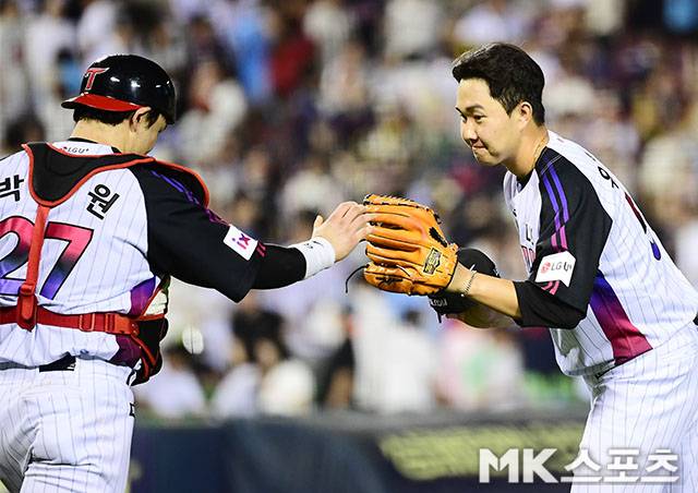 2025년 7월 18일 오후 서울 잠실구장에서 열린 ‘2025 신한 SOL뱅크 KBO 리그’ 롯데 자이언츠와 LG 트윈스 경기에서 LG가 선발 손주영의 6이닝 1실점 호투를 앞세워 2-1 한 점차 짜릿한 승리를 거뒀다. 이날 승리로 2위 LG는 3위 롯데에 승차를 두경기차로 벌렸다. 9회초에 등판한 LG 유영찬이 승리를 마무리 짓고 박동원 포수와 기쁨을 나누고 있다. 사진=김영구 기자