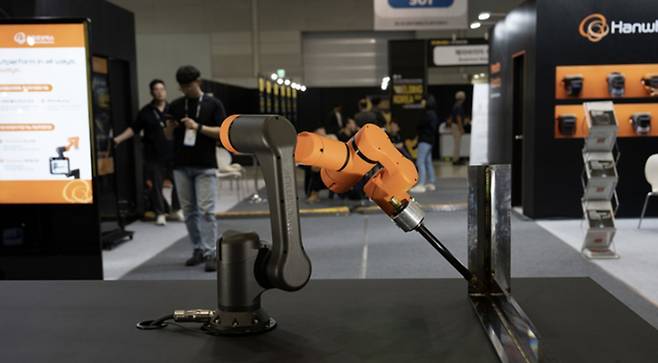 한화로보틱스 용접용 협동로봇 'HCR-5W' /사진=한화로보틱스