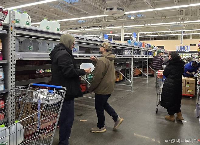 24일(현지시간) 미국 뉴저지주 월마트 매장에서 생수 진열대가 텅 비어 있다. /사진=심재현 특파원