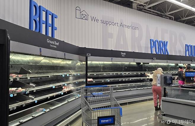 24일(현지시간) 미국 뉴저지주 월마트 매장에서 육류 진열대가 텅 비어 있다. /사진=심재현 특파원