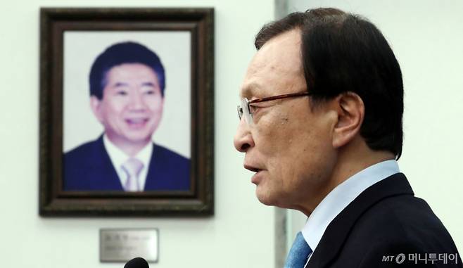 (서울=뉴스1) = 베트남 출장 중 심근경색으로 위중한 상태에 빠졌던 이해찬 민주평화통일자문회의 수석부의장이 25일 베트남 호찌민에서 향년 73세를 일기로 별세했다. 사진은 지난 2019년 1월 13일 서울 여의도 국회에서 신년기자회견을 하는 모습. 2026.1.25/뉴스1  Copyright (C) 뉴스1. All rights reserved. 무단 전재 및 재배포,  AI학습 이용 금지. /사진=(서울=뉴스1)