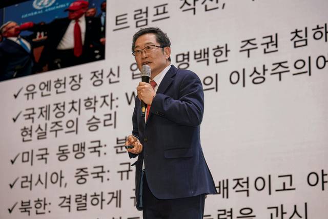 백승주 전쟁기념사업회장이 지난 23일 서울 용산 전쟁기념관에서 ‘베네수엘라 사태와 안보적 교훈’을 주제로 용산특강 제30강 강연을 하고 있다. 전쟁기념사업회 제공
