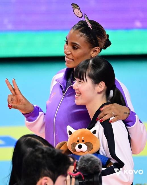 V리그 여자부 GS칼텍스의 외국인 선수 실바가 25일 강원 춘천의 호반체육관에서 열린 진에어 2025~2026 V리그 올스타전 경기 도중 팀 동료 유서연과 기념 사진을 찍고 있다. KOVO 제공