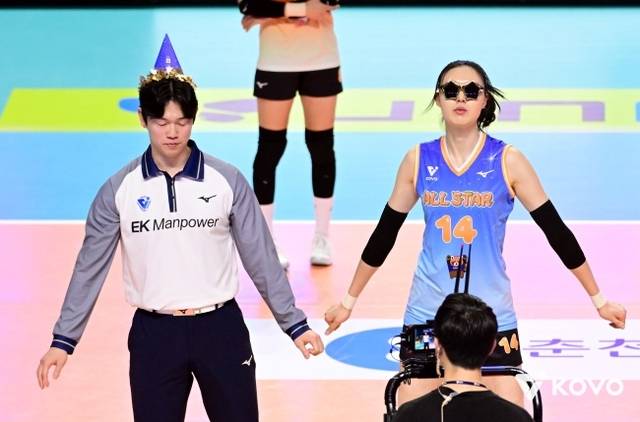 V리그 여자부 현대건설의 양효진(오른쪽)이 25일 강원 춘천의 호반체육관에서 열린 진에어 2025∼2026 V리그 올스타전에서 선심과 함께 댄스 세리머니를 선보이고 있다. KOVO 제공