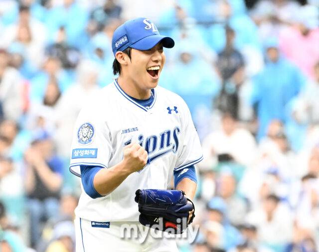 7일 오후 대구광역시 수성구 대구삼성라이온즈파크에서 진행된 '2025 프로야구 KBO리그 포스트시즌' 와일드카드 결정전 1차전 삼성라이온즈와 NC다이노스의 경기. 삼성 원태인이 4회초 2사 1,2루서 오영수를 좌익수 뜬공으로 잡은 뒤 포효하고 있다./마이데일리