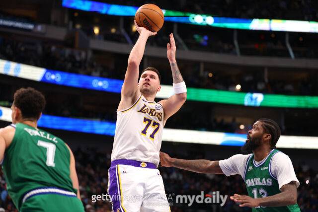 돈치치(가운데)가 25일 댈러스와 경기에서 점퍼를 날리고 있다. /게티이미지코리아