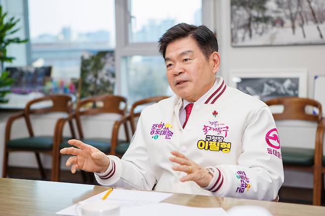 이필형 서울 동대문구청장은 최근 헤럴드경제와 인터뷰에서 “동대문구가 스마트 AI 도시로 자리매김할 것”이라고 했다.  [동대문구 제공]