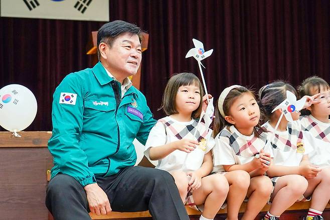 이필형 서울 동대문구청장이 ‘어린이 태극기 그림 그리기 대회’에 참여한 어린이들과 기념촬영하는 모습. [동대문구 제공]