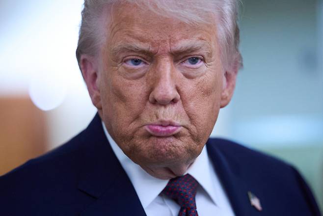 도널드 트럼프 미국 대통령이 22일(현지시간) 스위스 다보스에서 열린 세계경제포럼(WEF)을 떠나 에어포스원에서 기자들과 대화를 하고 있다. [AP]