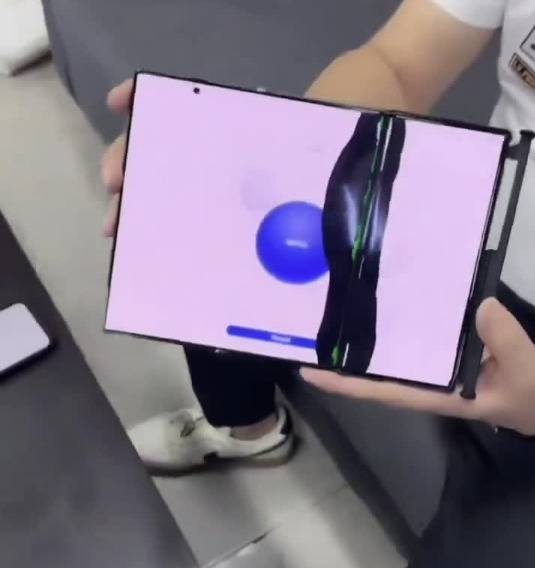 화웨이 2번 접는폰 ‘메이트 XT’ 화면 파손 [SNS]